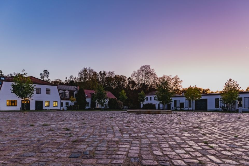 Außenansicht in der Dämmerung